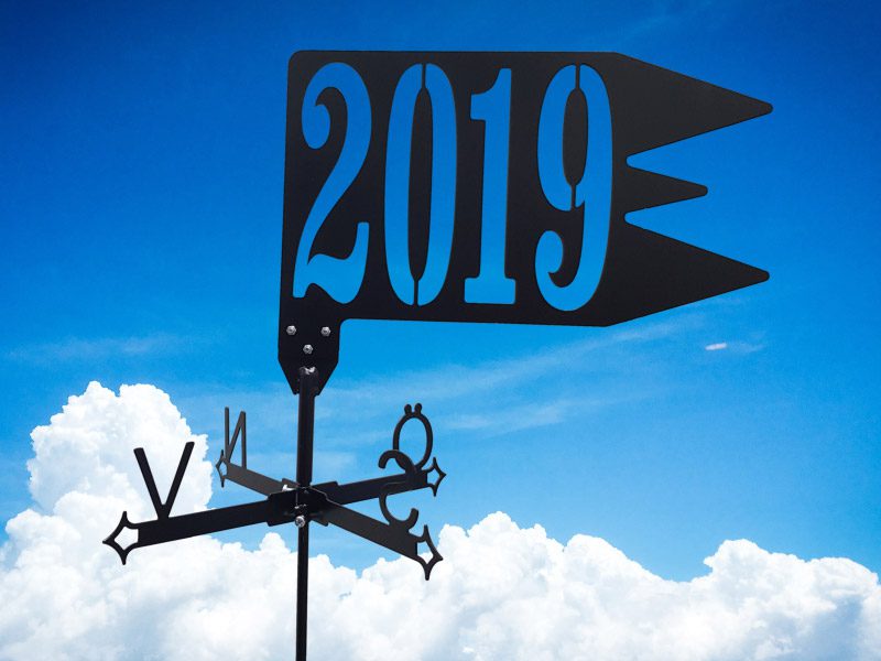 Vindflöjel Trearmad Flagga på himmels bakgrund.