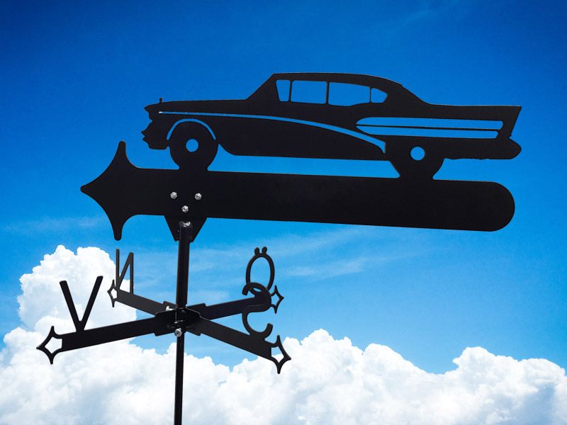 Vindflöjel Buick 1958 på himmels bakgrund.
