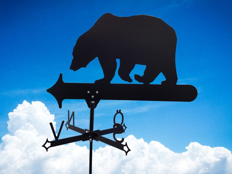 Vindflöjel Björn med himmelsblå bakgrund.