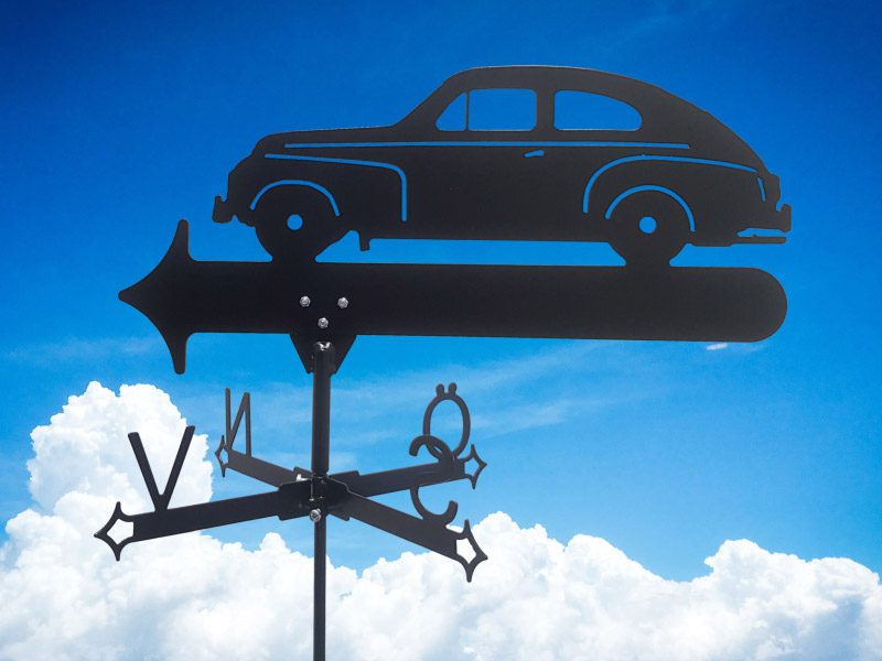 Vindflöjel Volvo PV med himmelsblå bakgrund.