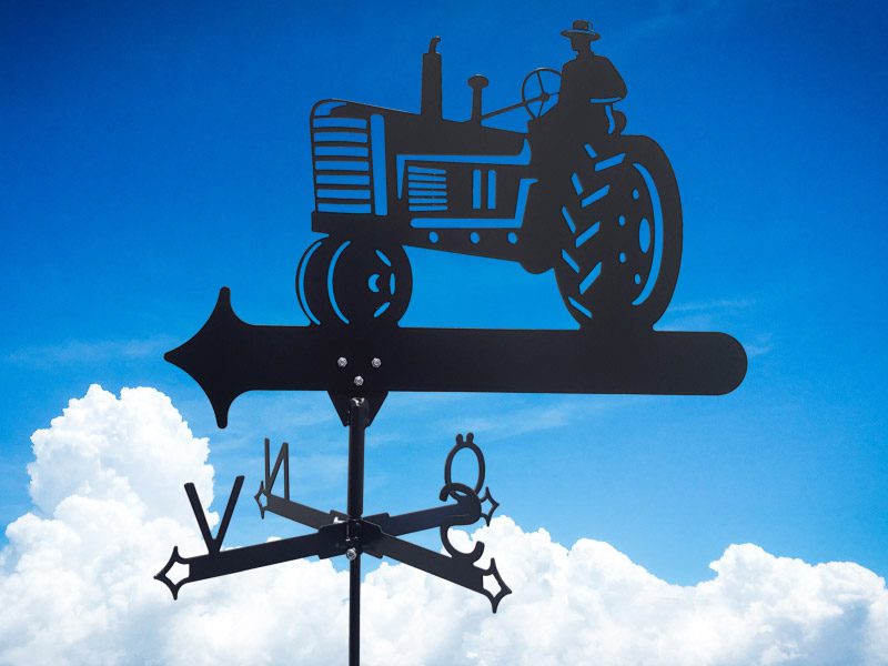 Vindflöjel traktor med himmelsblå bakgrund.