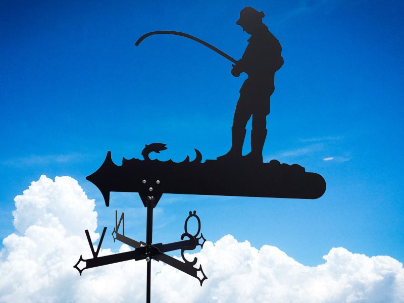 Vindflöjel fiskare med blå himmel