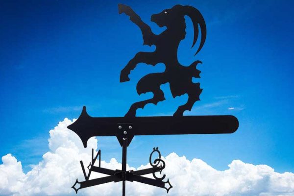 Vindflöjel Hälsingebock med blå himmel